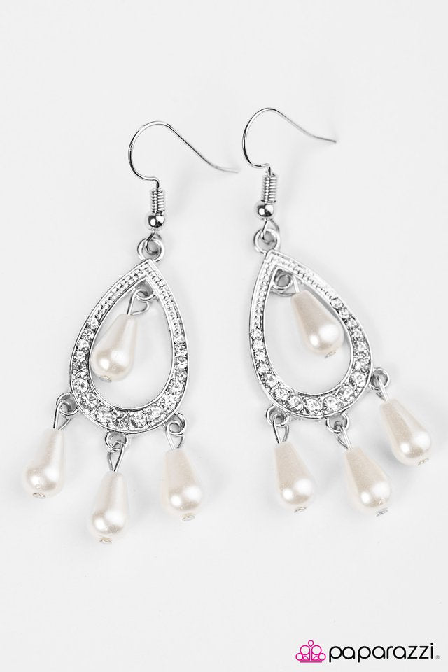 Paparazzi ♥ Glam Challenge - White ♥ Earrings