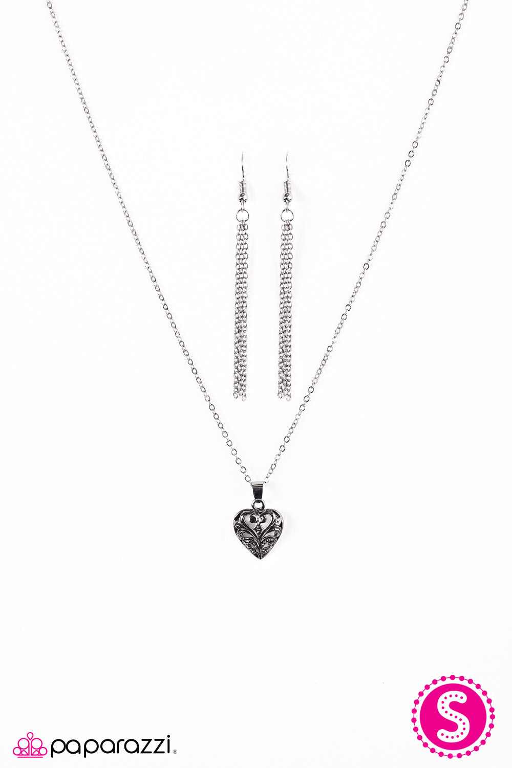 Paparazzi ♥ Its HEART To Believe - Black ♥  Necklace
