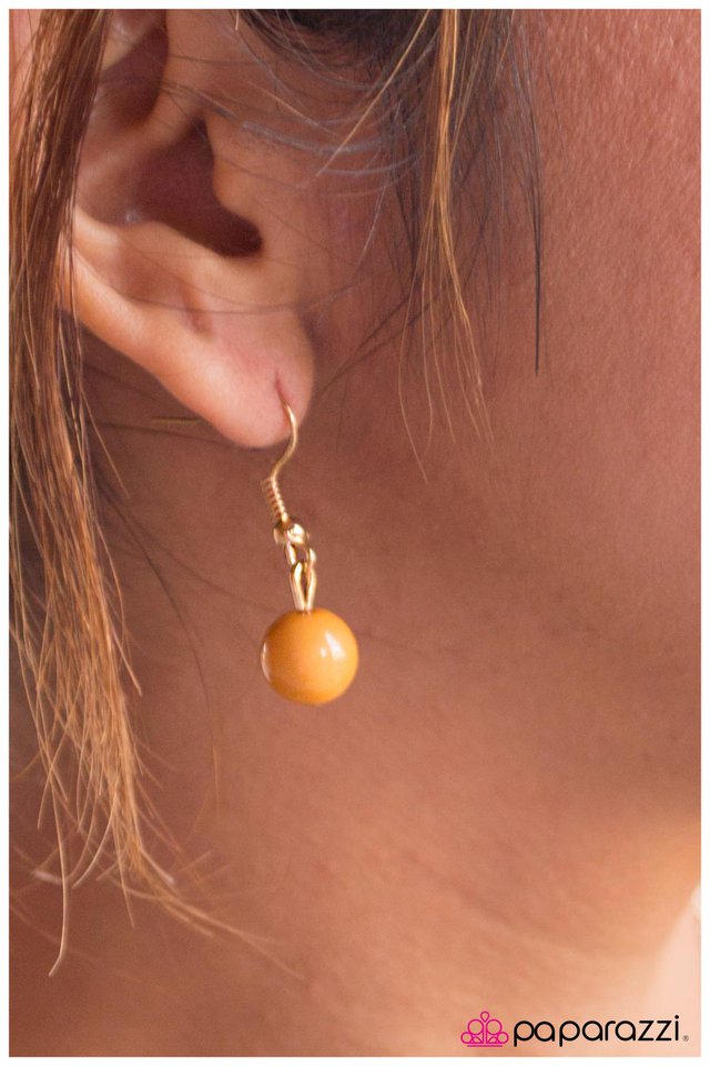 Paparazzi ♥ A Glowing Review - Yellow ♥ Necklace