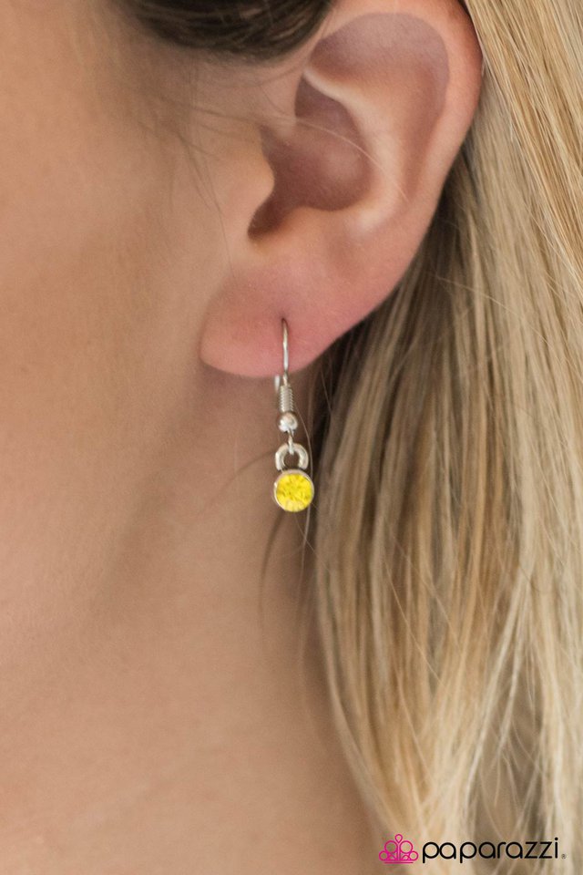 Paparazzi ♥ A GLEAM Act - Yellow ♥ Necklace