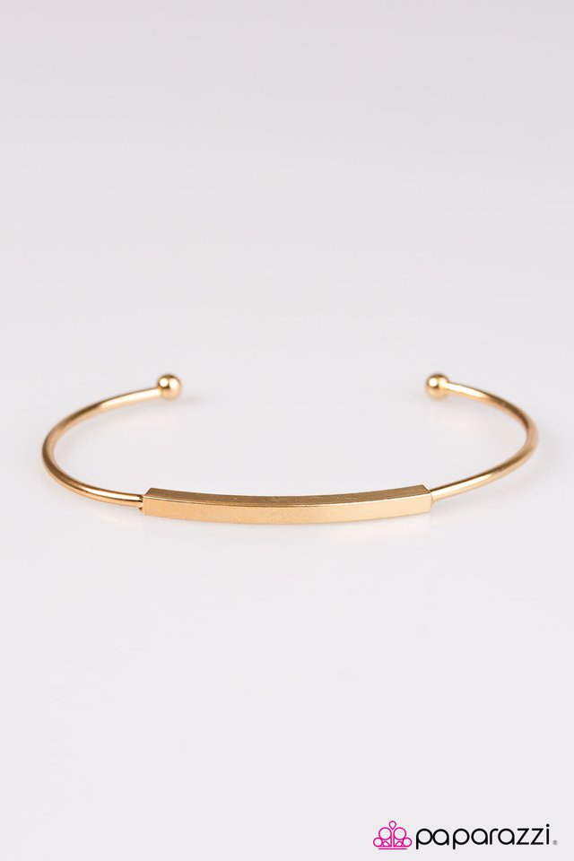 Paparazzi ♥ Minimally Metro - Gold ♥ Bracelet
