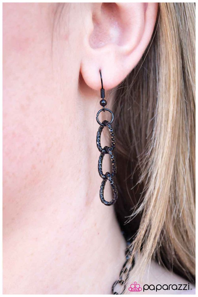 Paparazzi ♥ Rough Around the Edges - Black ♥ Necklace