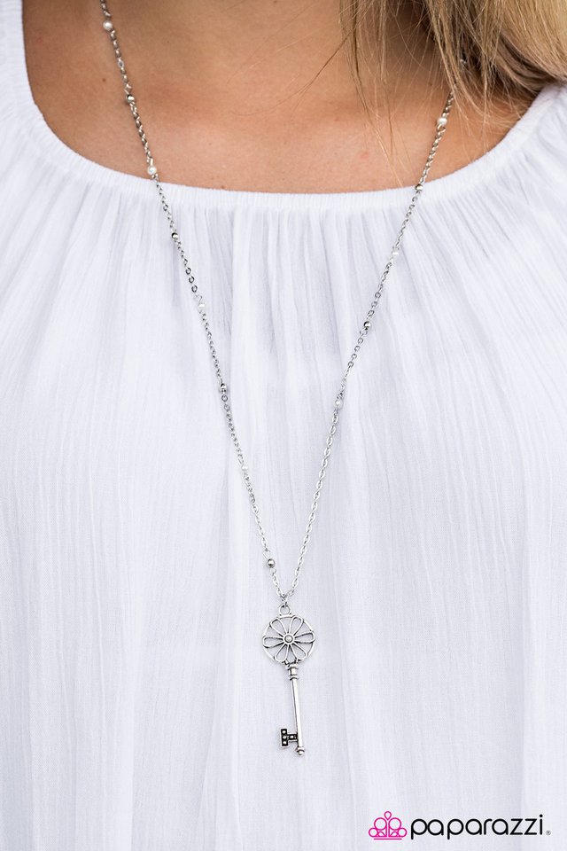 love-is-the-key-to-happiness-white-p2wh-wtxx-161xx