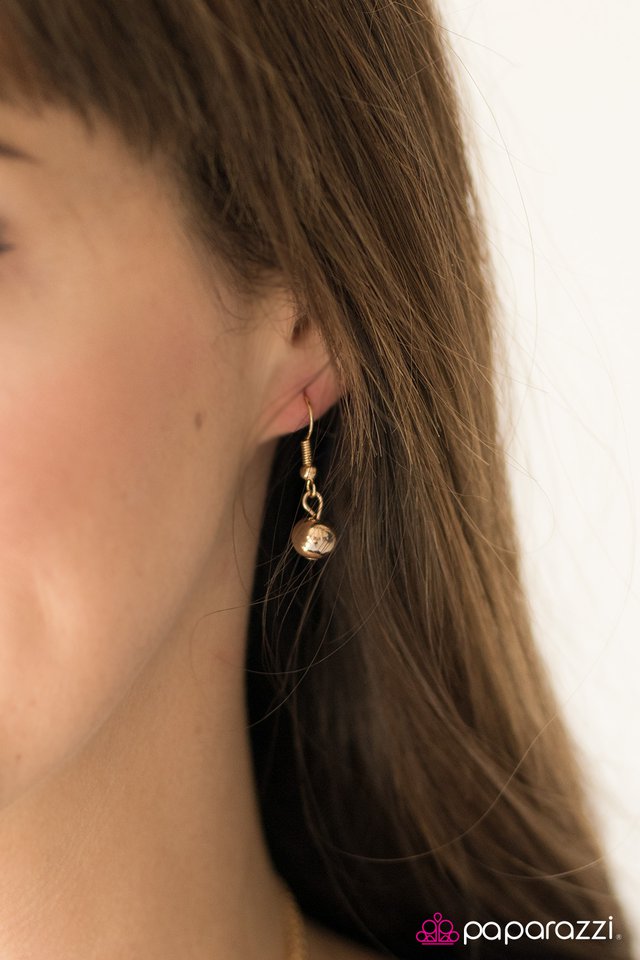 Paparazzi ♥ Metal Muse - Gold ♥ Necklace