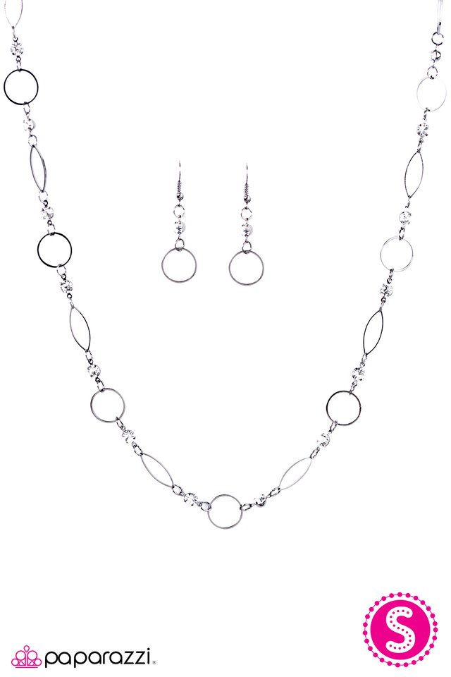 Paparazzi ♥ Follow The Glitter - Black ♥ Necklace