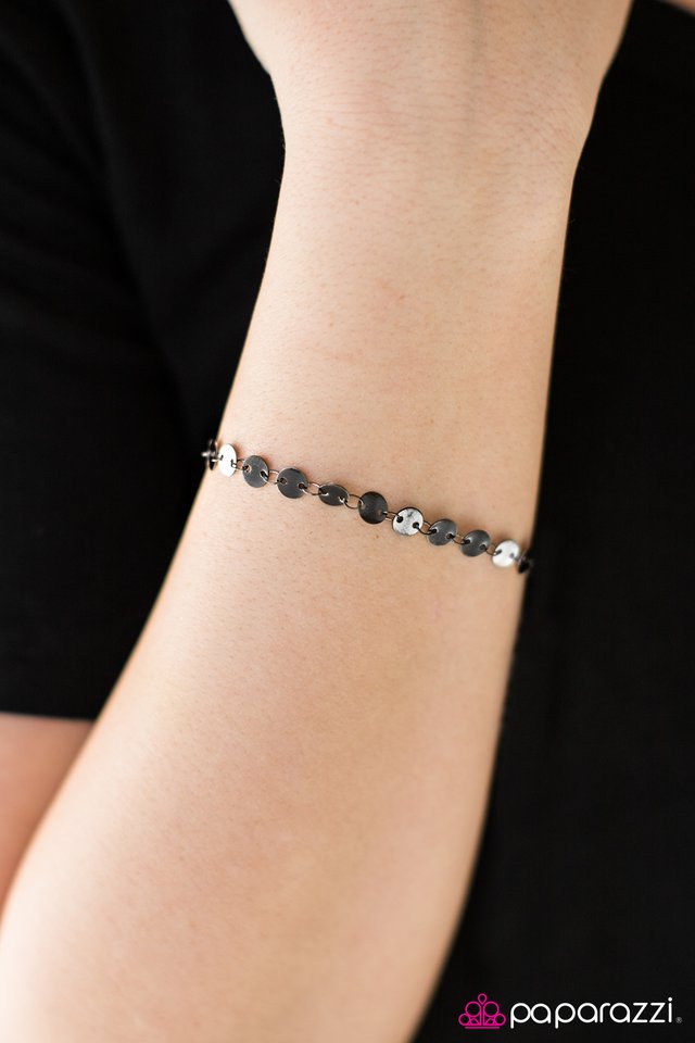 spotlight-social-black-p9wh-bkxx-106gz