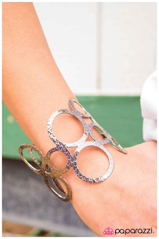 talking-in-circles-p9in-bkxx-002xx