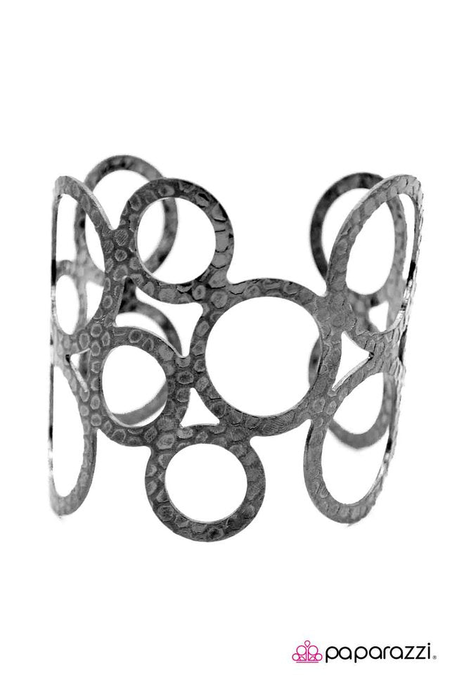 Paparazzi ♥ Talking in Circles - Black ♥ Bracelet