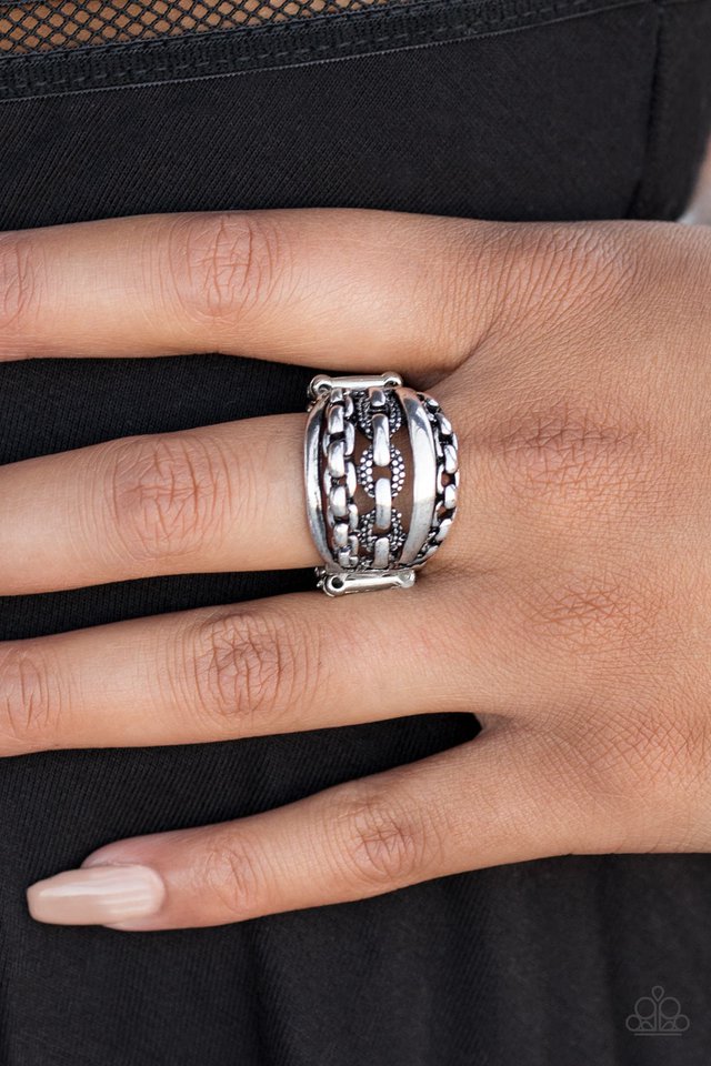 Paparazzi ♥ A CHIC Reaction - Silver ♥ Ring