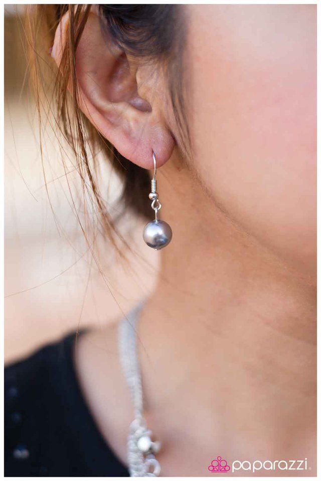 Paparazzi ♥ Metallic Melody - Silver ♥ Necklace