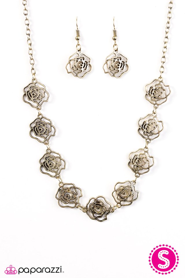 Paparazzi ♥ Fleur de Flirt - Brass ♥ Necklace