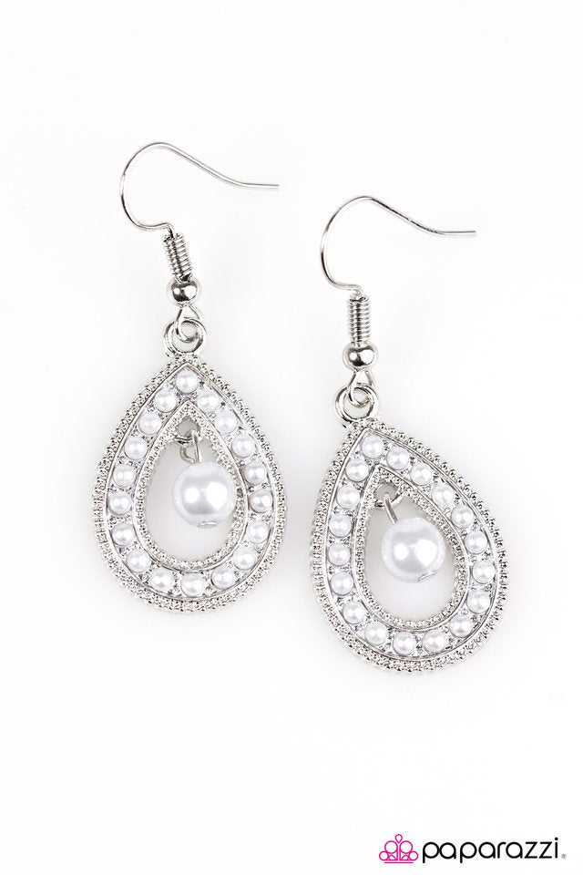Paparazzi ♥ Timeless Tradition - Silver ♥ Earrings