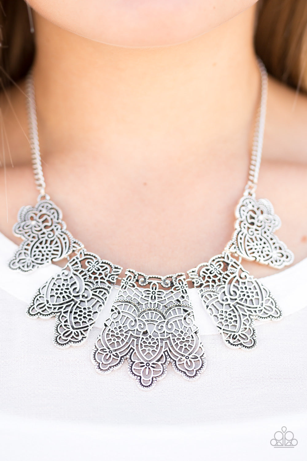 Paparazzi ♥ Empire State Shimmer - Silver ♥  Necklace