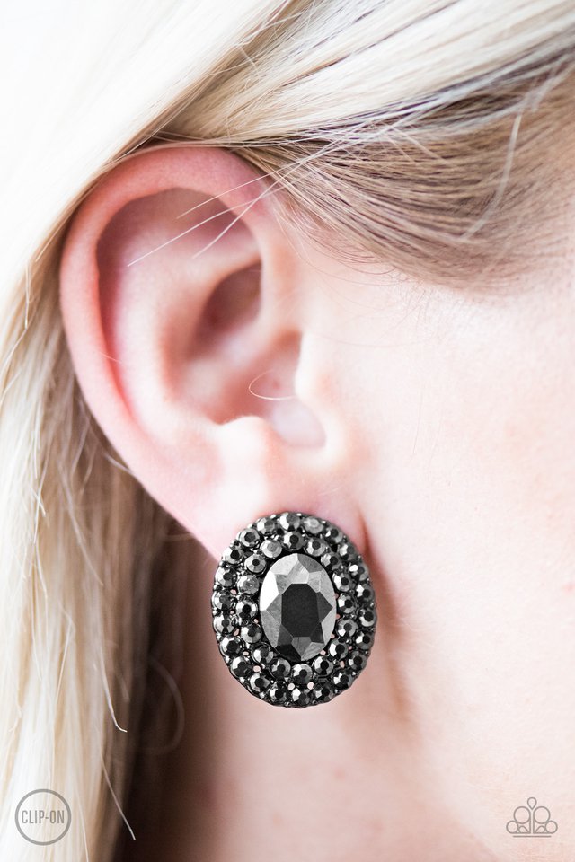 Paparazzi ♥ Red Carpet Royalty - Black Clip-On ♥ Clip-On