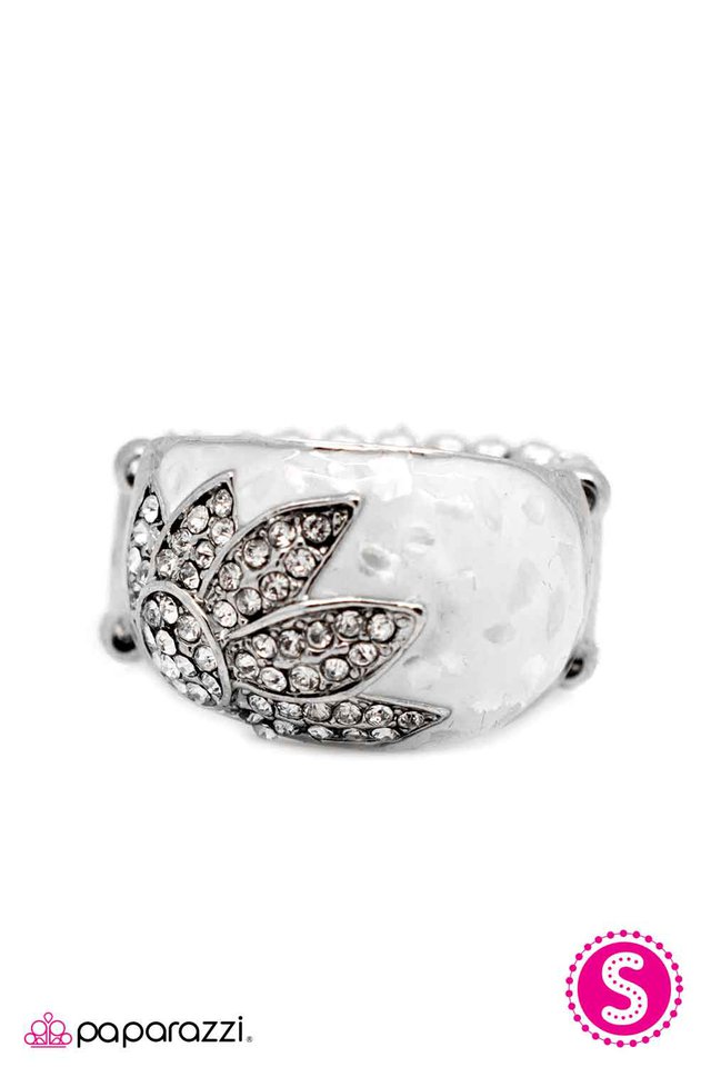 Paparazzi ♥ Dont Be Shy - White ♥ Ring