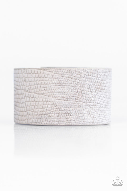 on-your-beast-behavior-silver-p9ur-svxx-031xx