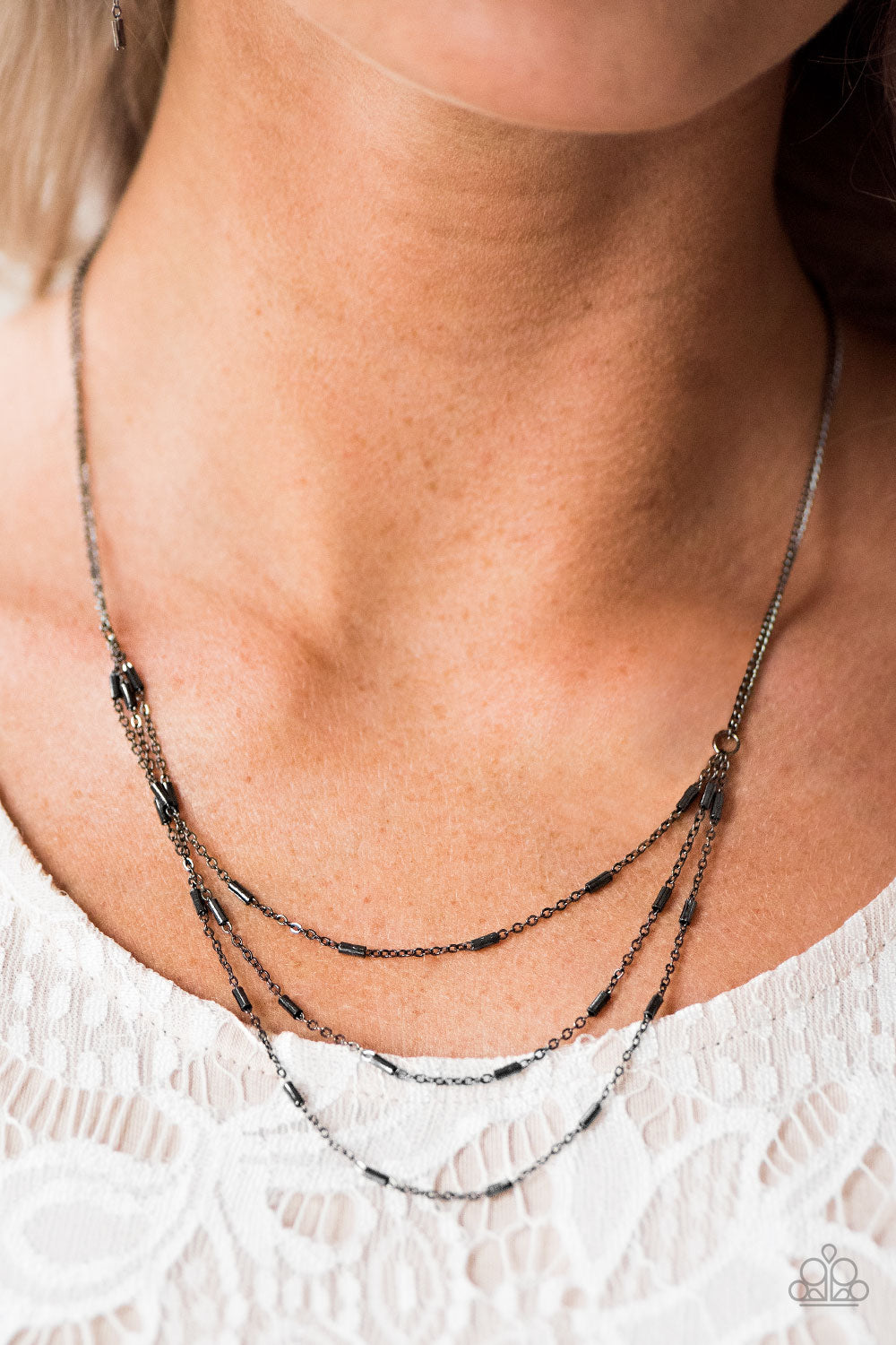 Paparazzi ♥ Modestly Metro - Black ♥  Necklace