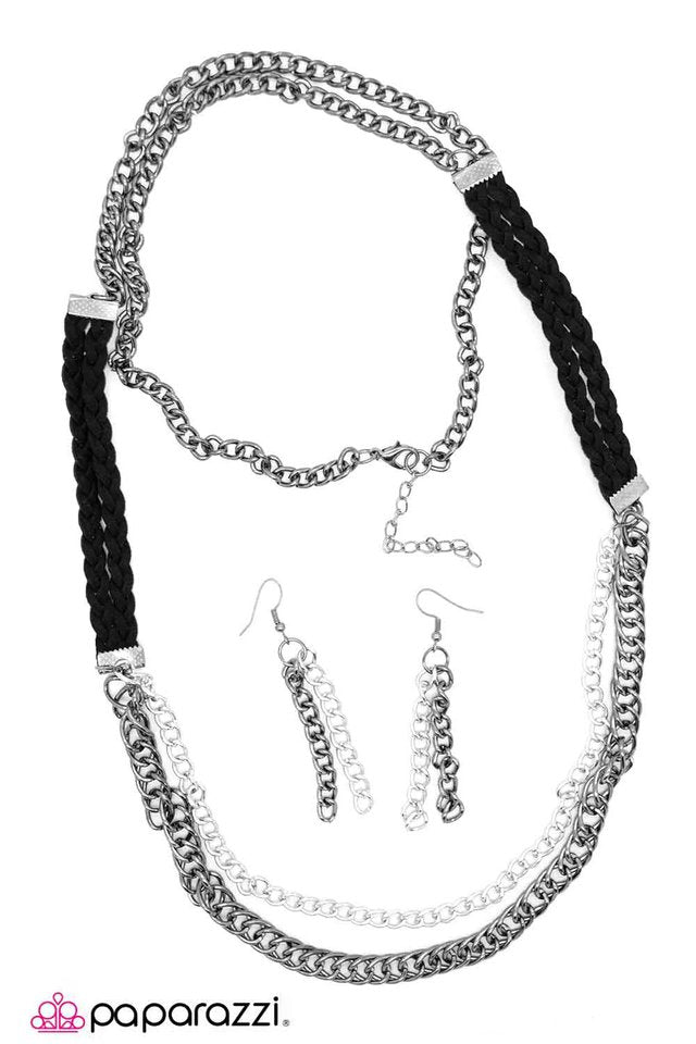 Paparazzi ♥ Feeling On Edge - Black ♥ Necklace