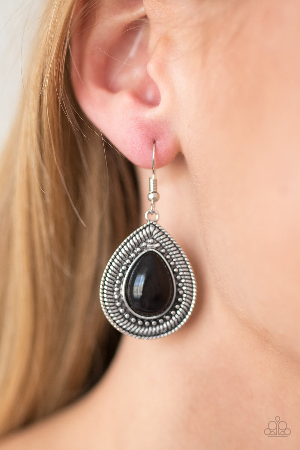 Paparazzi ♥ Lost In The Jungle - Black ♥  Earrings