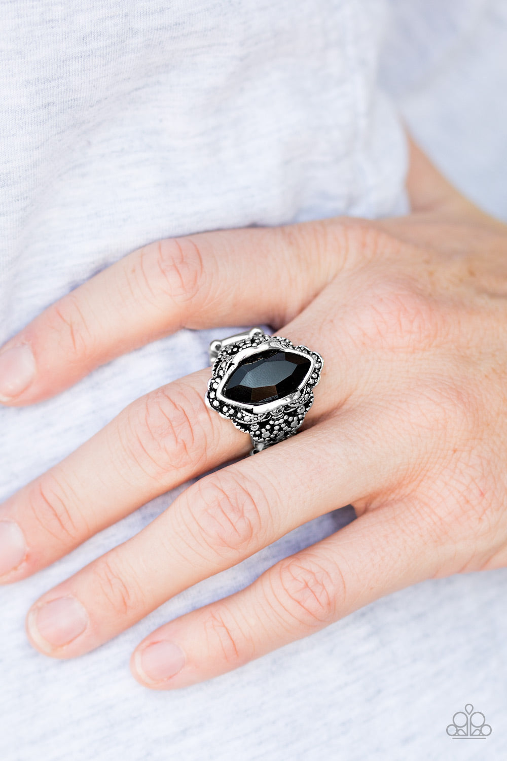 Paparazzi ♥ Queenly Gardens - Black ♥  Ring