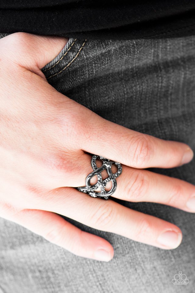 Paparazzi ♥ Lay On The Shimmer - Black ♥ Ring