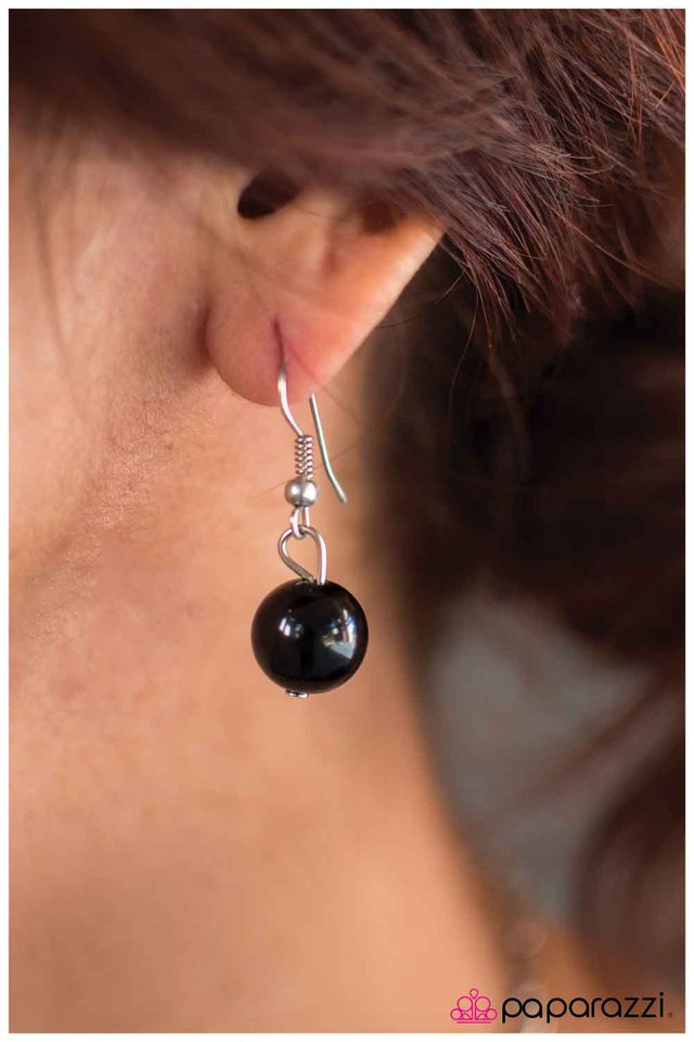 Paparazzi ♥ Fashionably Late - Black ♥ Necklace