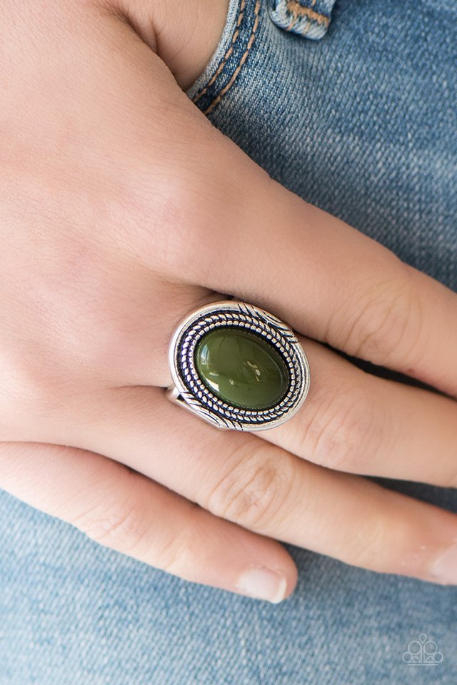 Paparazzi ♥ HUE Do You Think You Are? - Green ♥ Ring