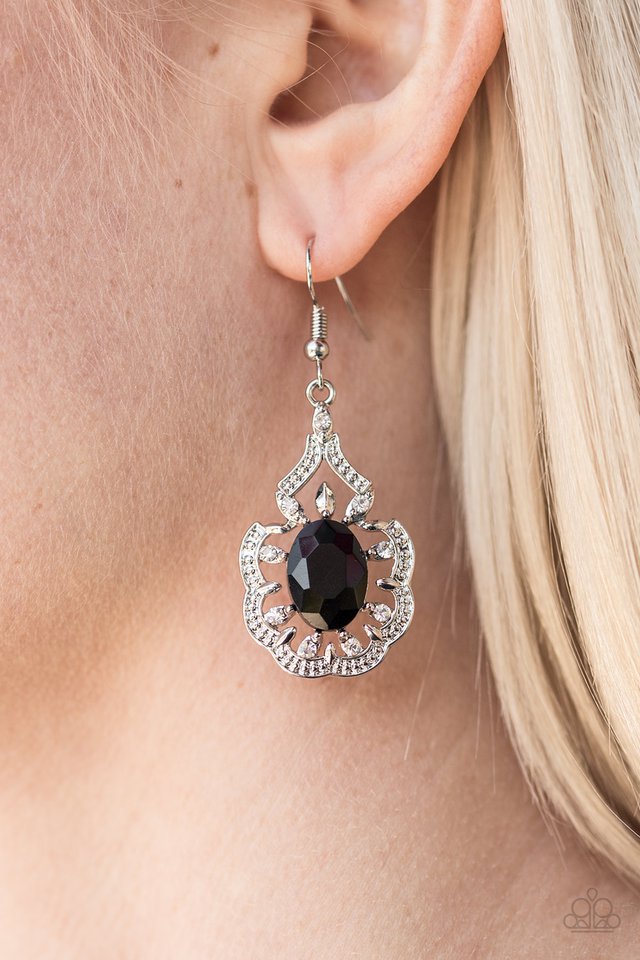 Paparazzi ♥ Chicly Courtesan - Black ♥ Earrings