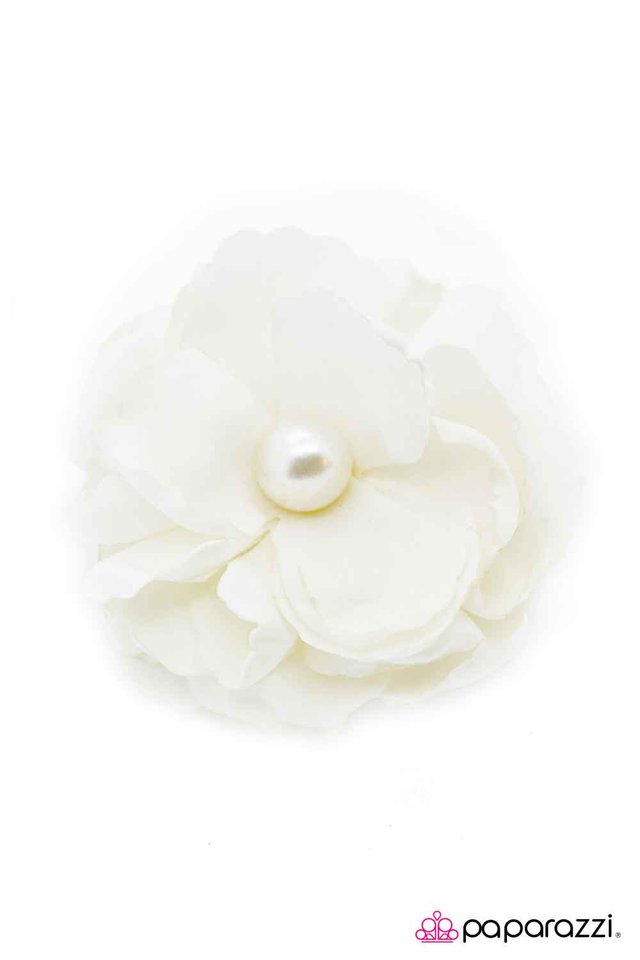 Paparazzi ♥ An Ivory Tower - White ♥ Hair Clip