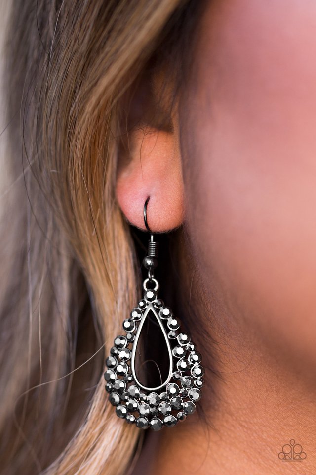 Paparazzi ♥ GLAM About Town - Black ♥ Earrings