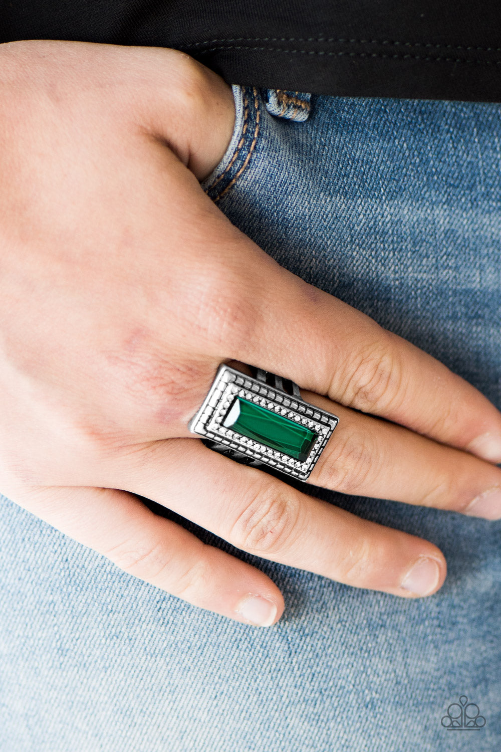 Paparazzi ♥ Titleholder - Green ♥  Ring