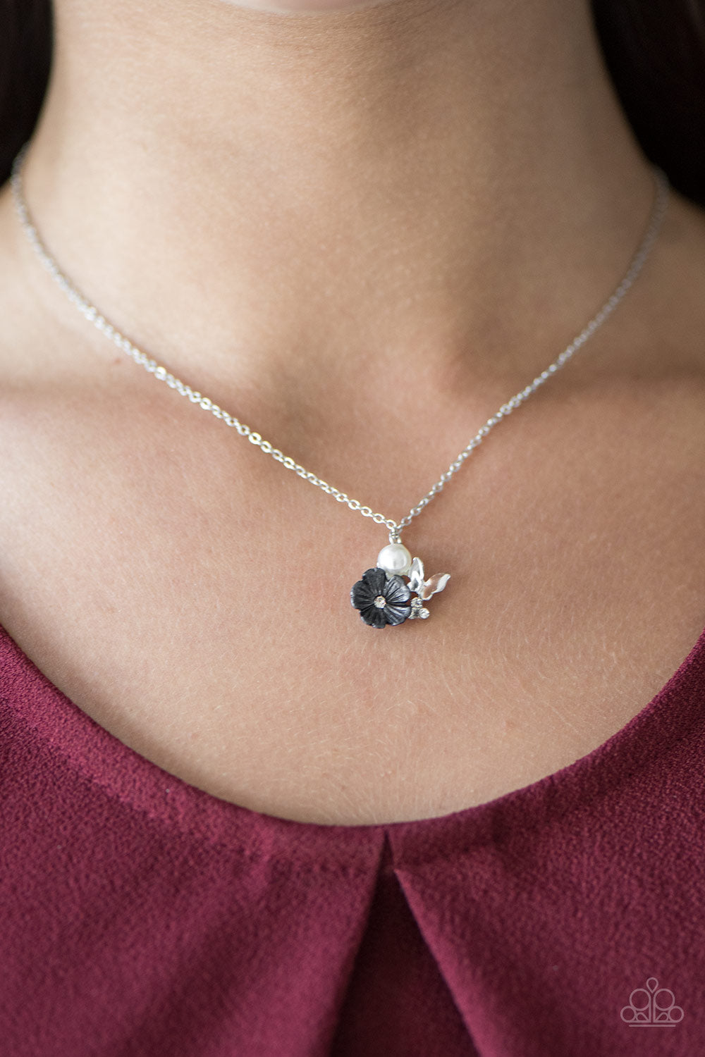 Paparazzi ♥ Girl Glimmer - Black ♥  Necklace