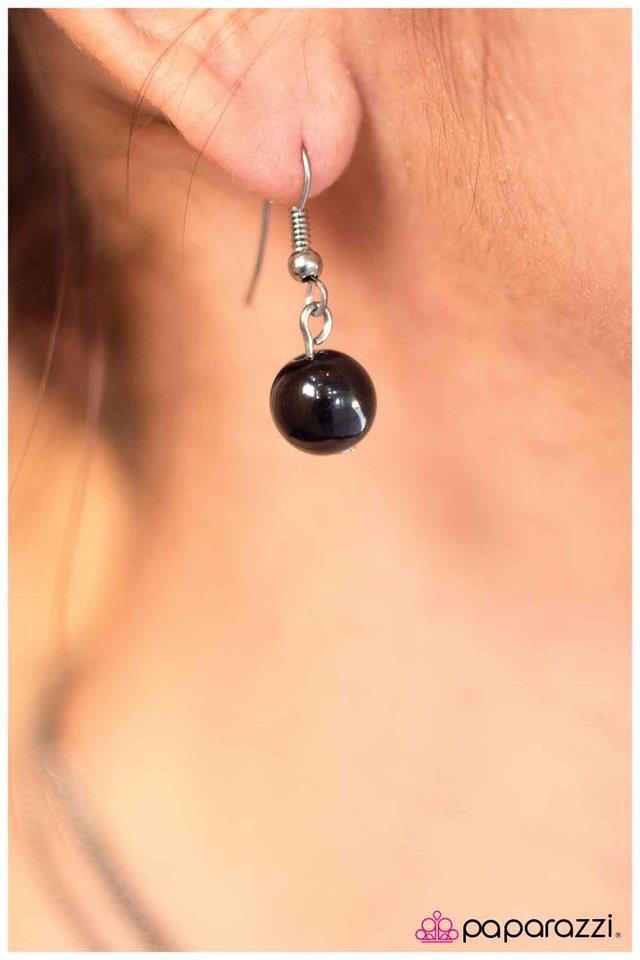 Paparazzi ♥ Hooked On A Feeling - Black ♥ Necklace