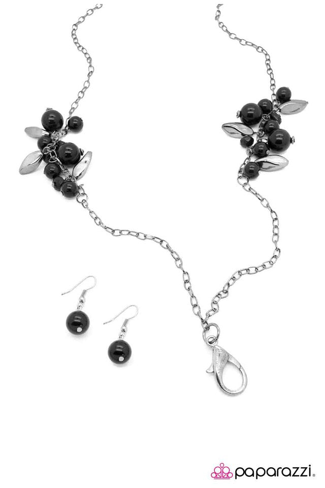 Paparazzi ♥ Hooked On A Feeling - Black ♥ Necklace