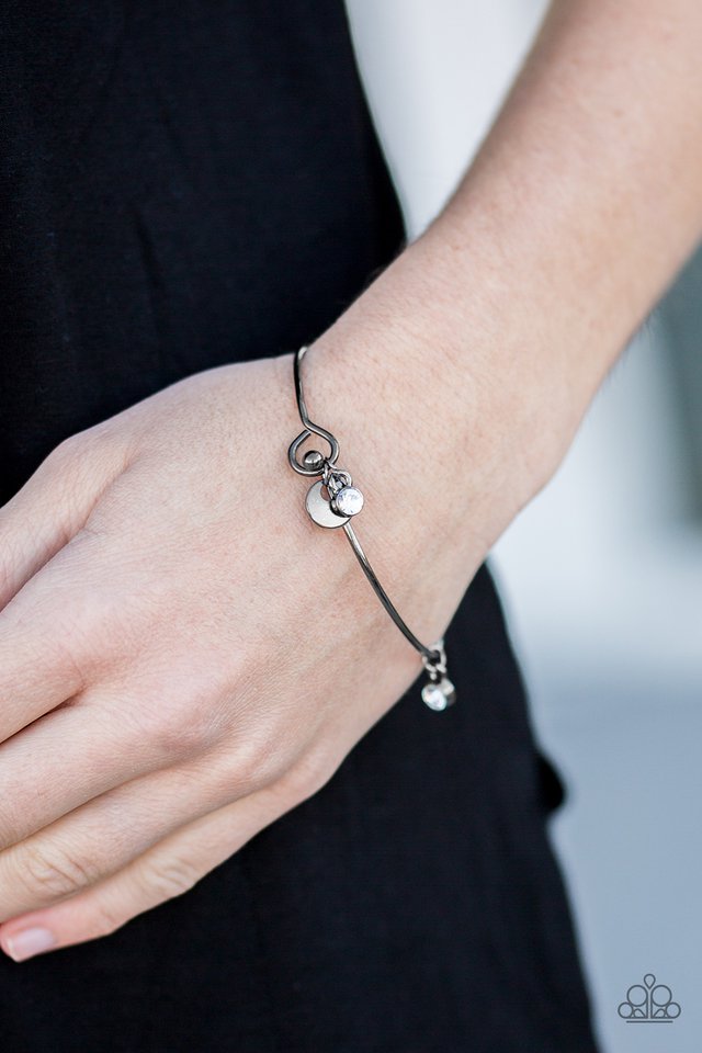 Paparazzi ♥ Turn It Upscale - Black ♥ Bracelet
