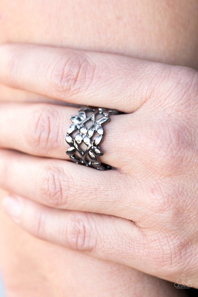 Paparazzi ♥ Get Your GROVE On - Black ♥ Ring