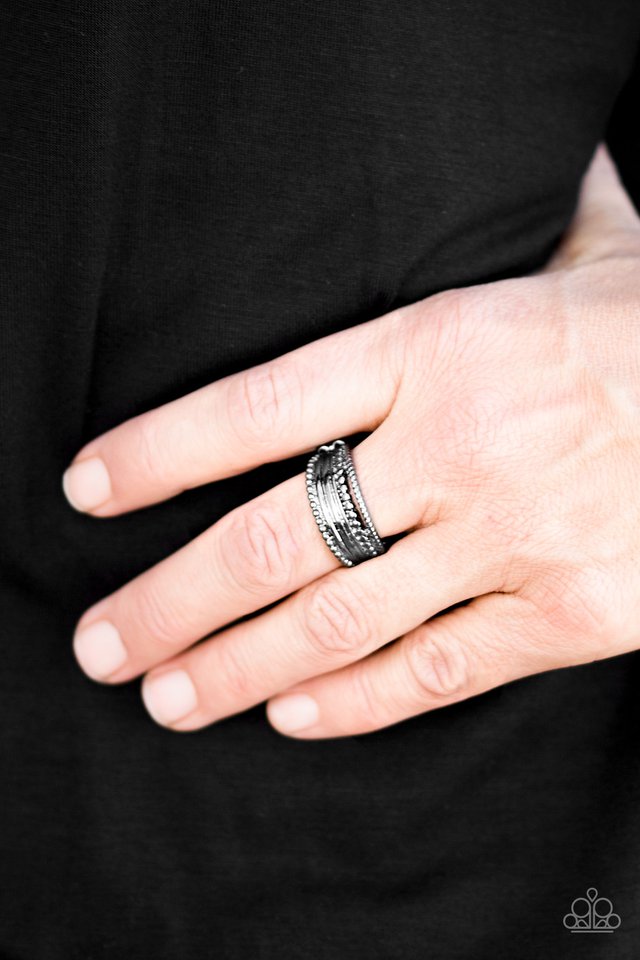Paparazzi ♥ Professional GLEAMer - Black ♥ Ring