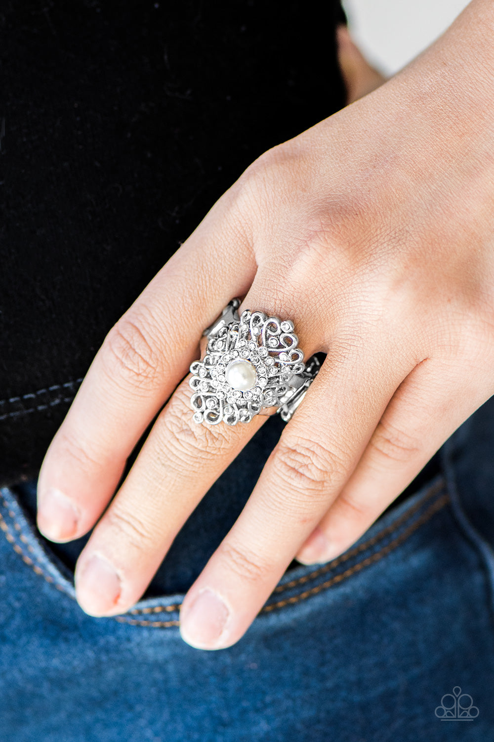 Paparazzi ♥ Queen Status - White ♥  Ring