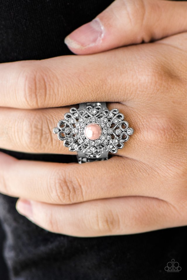Paparazzi ♥ Queen Status - Pink ♥ Ring