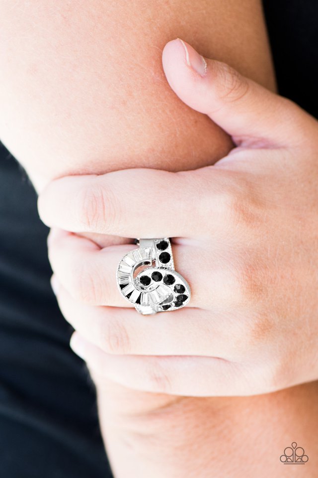 Paparazzi ♥ The Victor - Black ♥ Ring