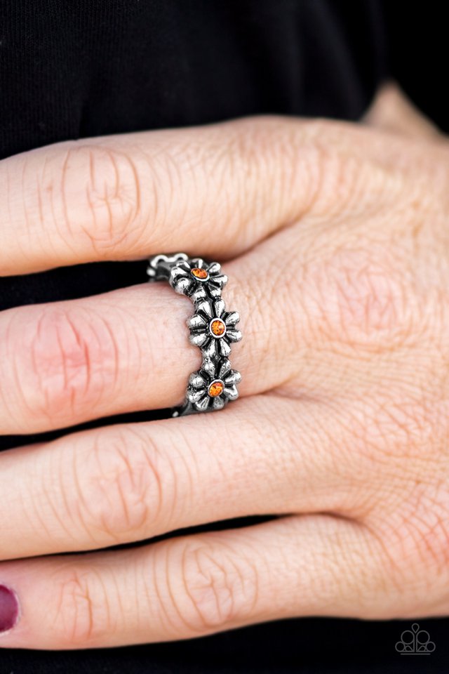 Paparazzi ♥ Dancing Daisies - Orange ♥ Ring