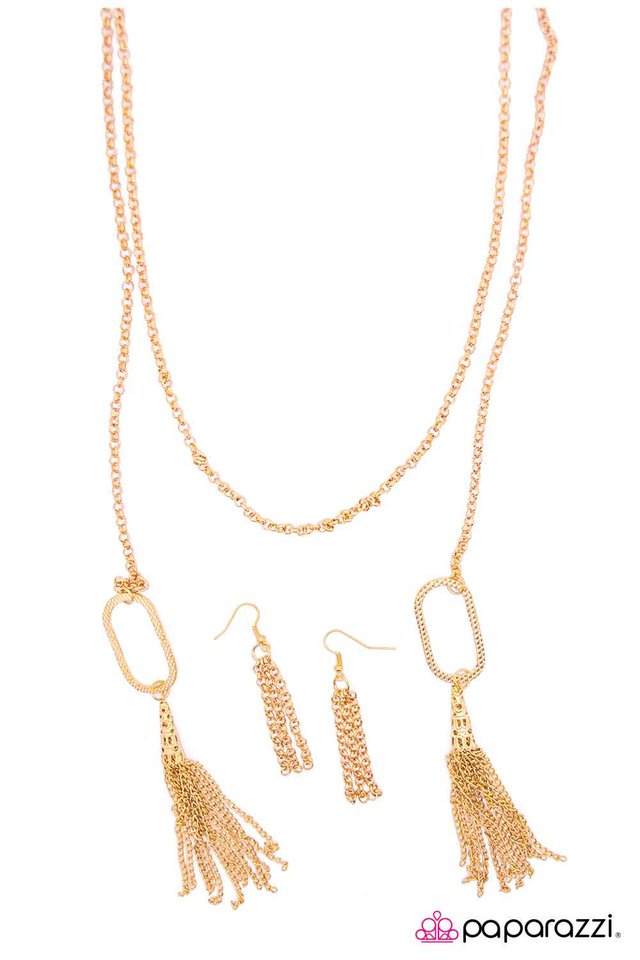 Paparazzi ♥ Center Stage - Gold ♥ Necklace