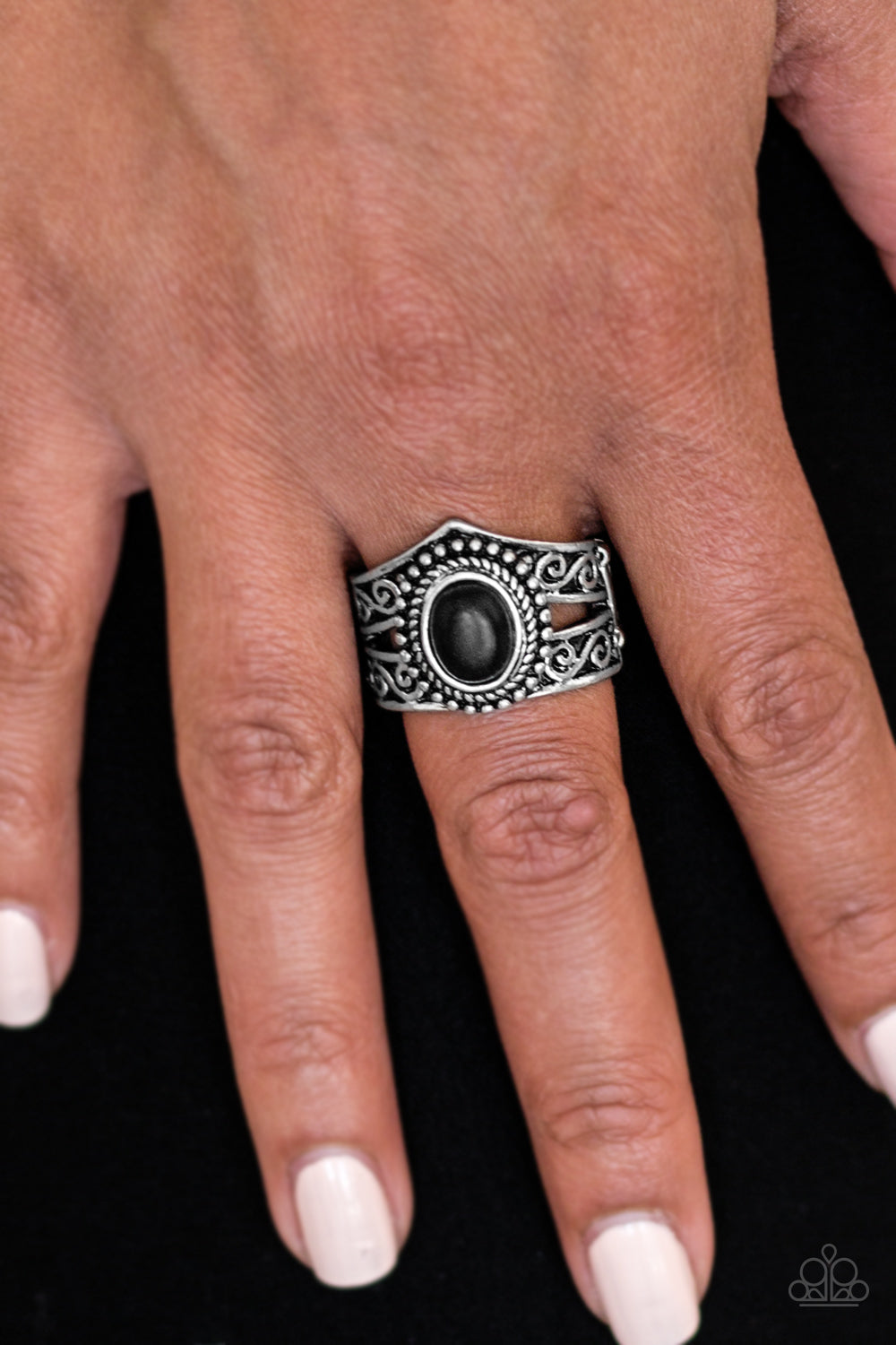 Paparazzi ♥ Chief of Chic - Black ♥  Ring