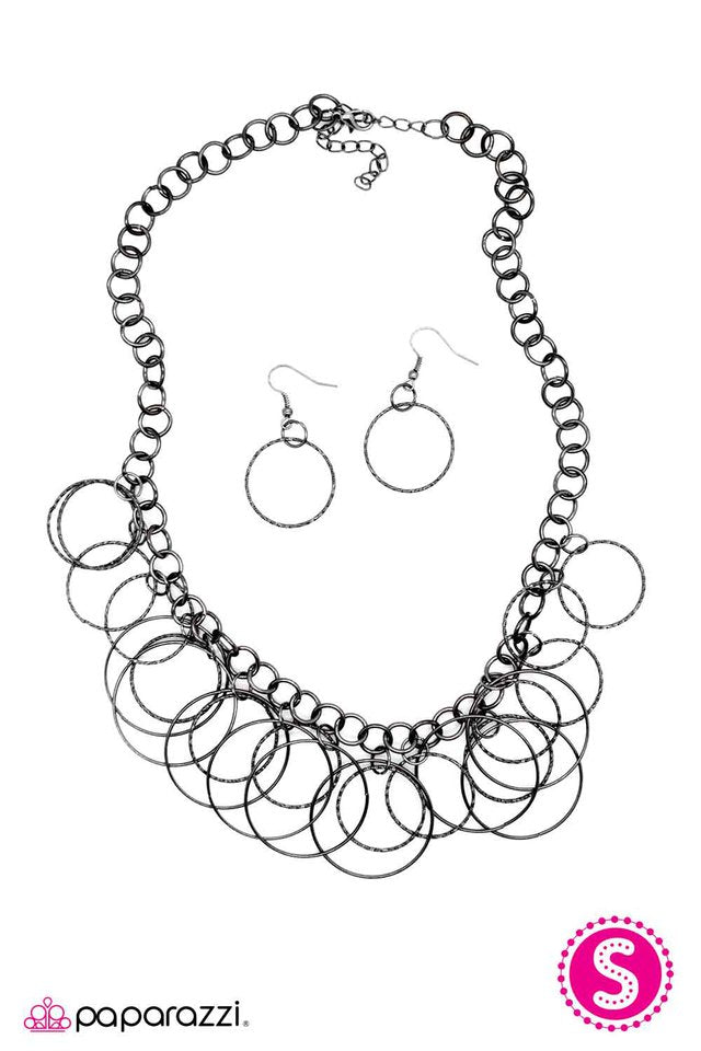 Paparazzi ♥ Get In the Ring - Black ♥ Necklace