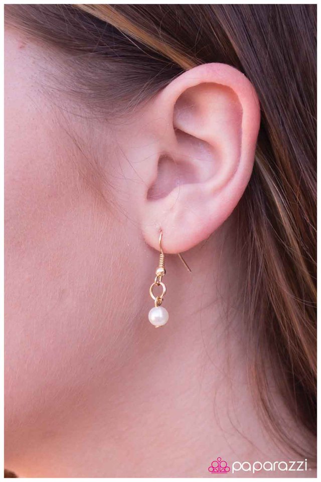 Paparazzi ♥ Thrown for a Loop - White ♥ Necklace