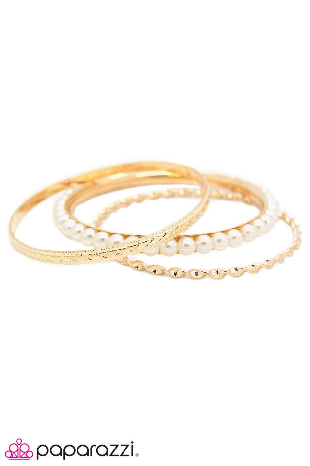 Paparazzi ♥ Classic Twist - White ♥ Bracelet