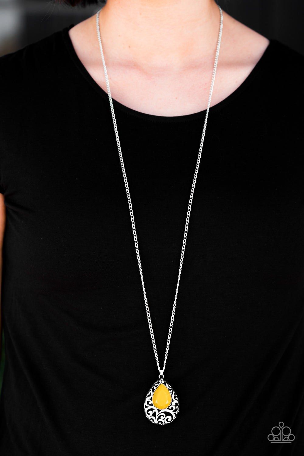 Paparazzi ♥ Voguish Vanity - Yellow ♥  Necklace