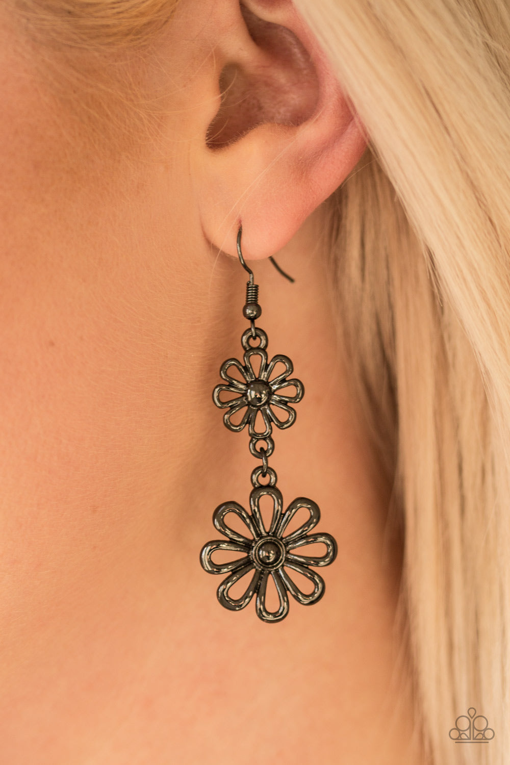 Paparazzi ♥ A Date With Daisies - Black ♥  Earrings