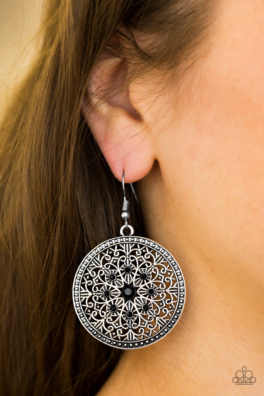 Paparazzi ♥ Catch A Chill - Black ♥  Earrings