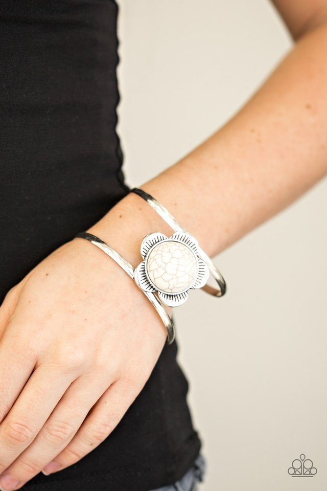 Paparazzi ♥ Desert Blooms - White ♥ Bracelet